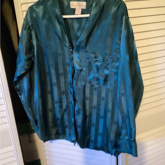 Chelsea’s Collection ladies long sleeve satin striped pajamas, size medium - Picture 8 of 10